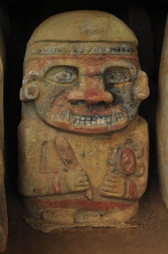 Os únicos tótens de pedra coloridos em San Agustín, na Colômbia